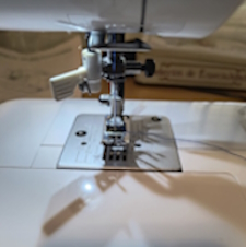 Máquina de coser en taller Costuras Rosa Albina